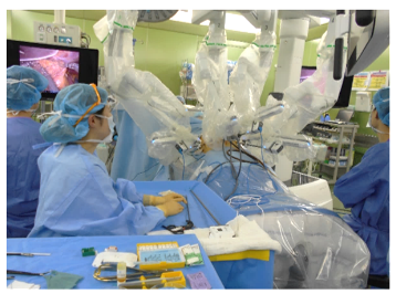 手術支援ロボットを用いて手術を実施している。