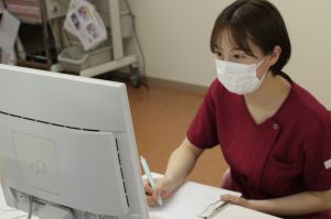 1.PCのを使って情報収集をしている看護師の写真