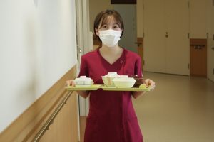 3.看護師が患者さんの食事を配膳している写真