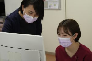 6.夜勤担当看護師と情報共有している写真