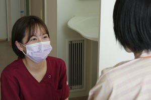 7.受け持ち患者さんとコミュニケーションを取っている写真