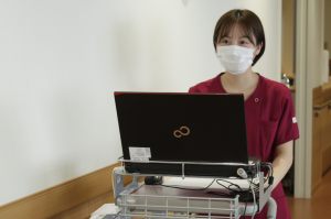 4.看護師が、ナースコール対応しているときの写真