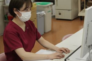 5.PCを使ってカルテ記録をしている写真