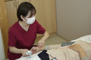 9.患者さんの脈を測っている看護師の写真