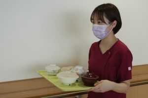 10.看護師が配膳をしている写真