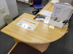 図書室カウンター返却場所案内写真