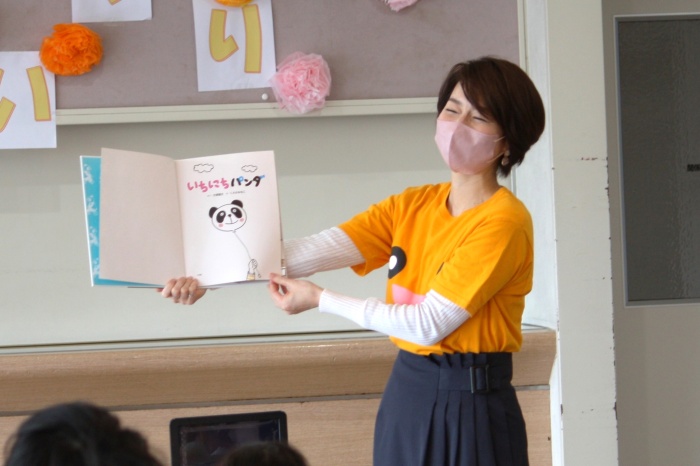 森さやかアナウンサー。笑顔で絵本の読み聞かせをしている