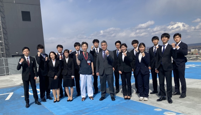 ヘリポートでの集合写真